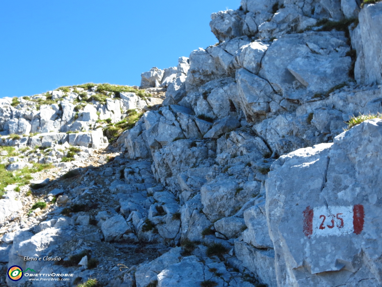 12 Il sentiero fra le rocce.JPG